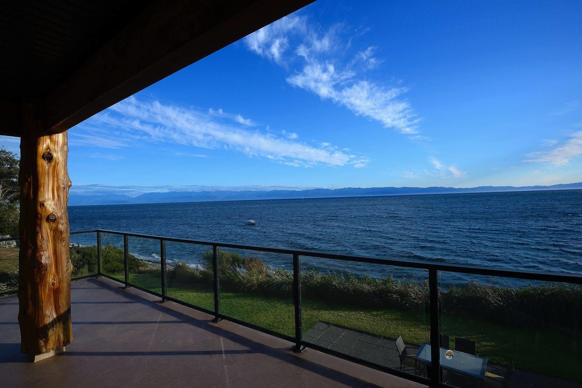 Points West Oceanfront Resort Sooke Buitenkant foto